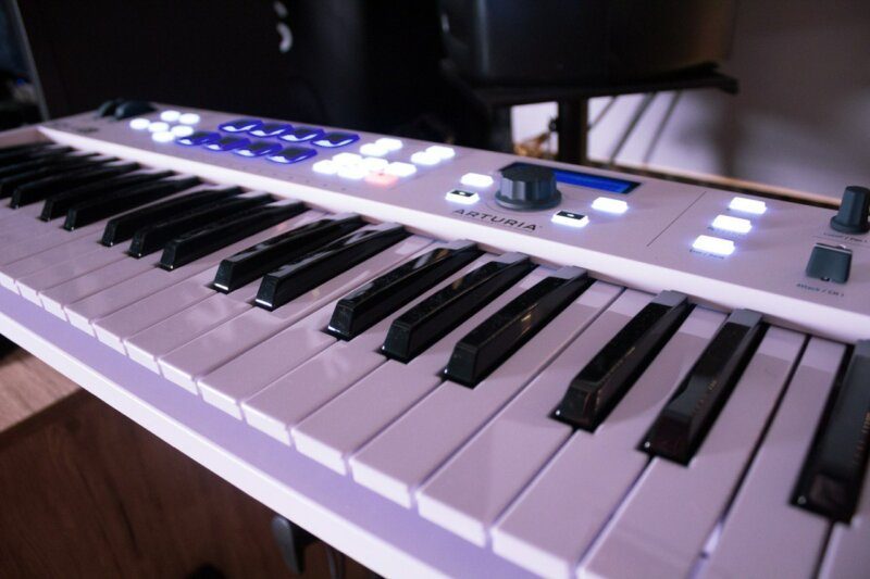 Обзор MIDI-клавиатуры Arturia KeyLab 61 — максимум $300