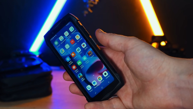 DOOGEE Smini Review – A Tiny Rugged Smartphone with Mighty Power And Rear Display!